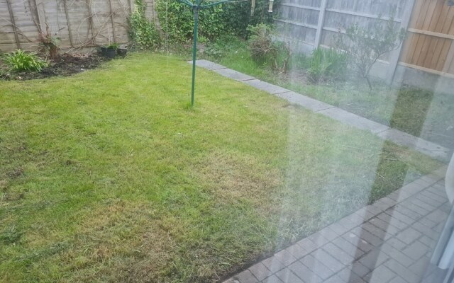 Immaculate 3-bed House With Free Parking in Bolton