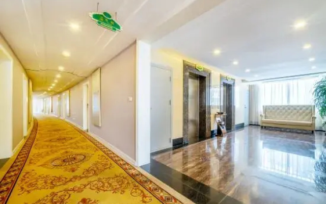 Vienna Hotel(Hezhou Lingfeng Plaza Diversified Global City Store)