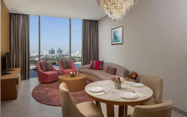 Hilton Dubai Creek Hotel & Residences