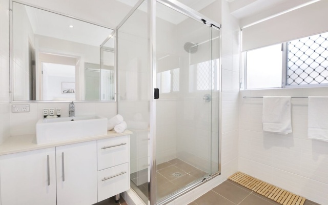 Ground Floor 2-bed Mermaid Beach Pad With Parking – Guest Rooms – Gold Coast