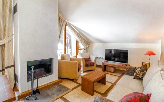 Charming 6th-floor 2-bedroom apartment with fireplace