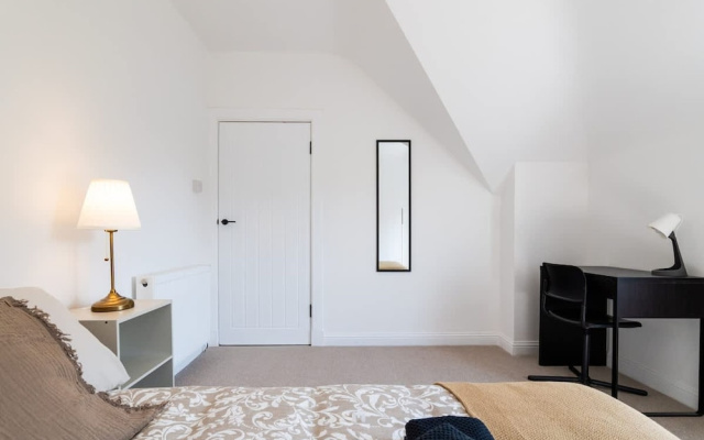2 Bedroom House-free Parking