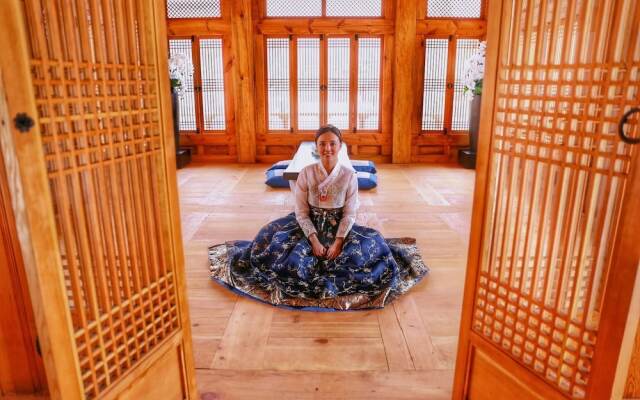 Hanok stay NAMWONYECHON by Kensington