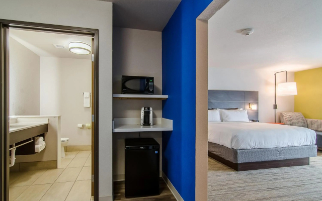 Holiday Inn Express & Suites Atchison by IHG
