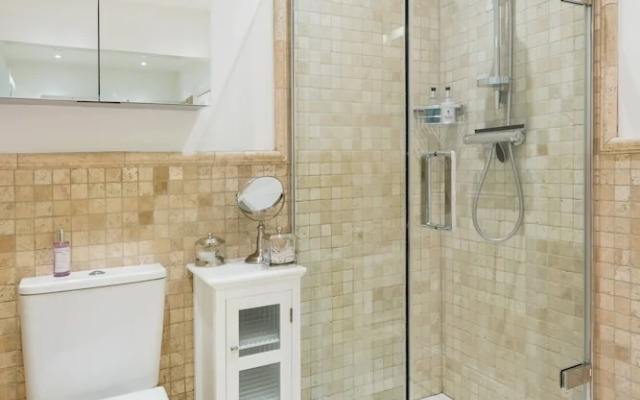 Grand Victorian Apartment in Sought-after Clifton
