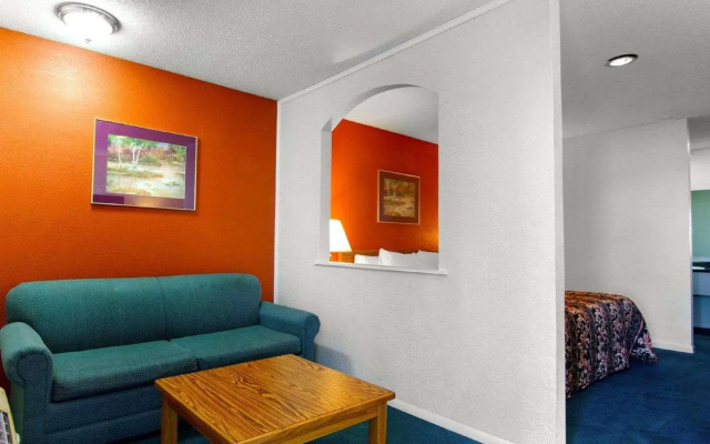 Knights Inn By Capital O Emporia I 35