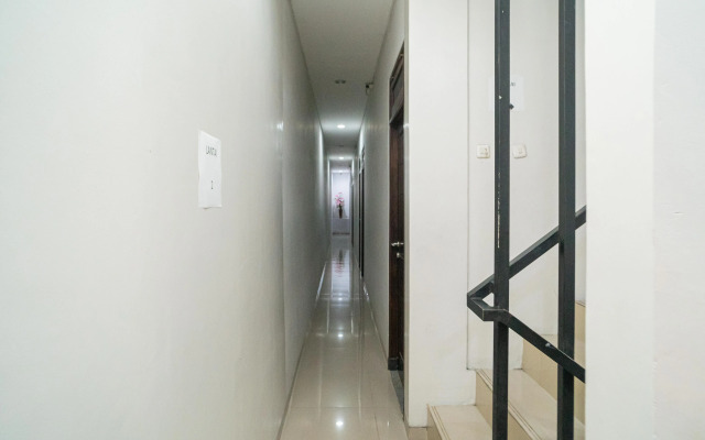 RedDoorz @ MERR Rungkut Jl Gunung Anyar