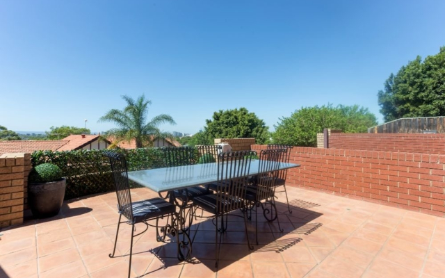 Character 3 Bedroom Home With Pool and Balcony, Maylands