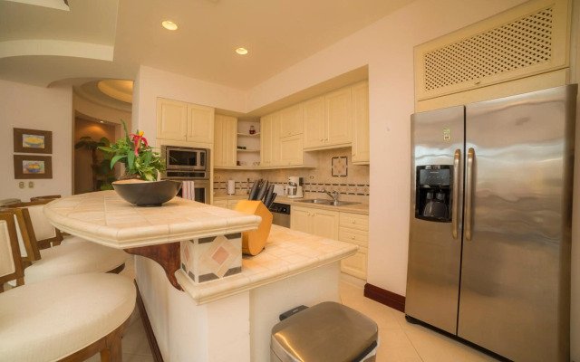 3 bedroom Bella Vista close to pool