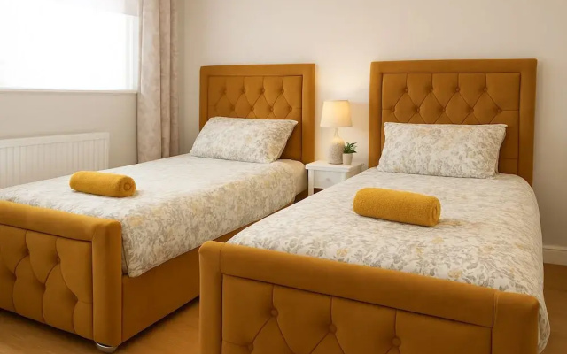 House - Sleeps 7 - Pet Friendly - Garden - Parking