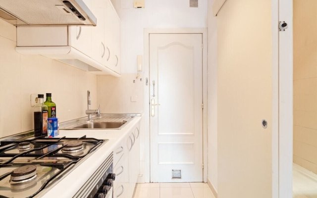 Lovely 2bed W/balcony in City Center, Near Metro