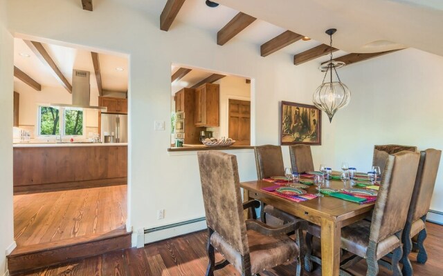 Encantada - Spacious and Luxurious Home, Walk to The Plaza