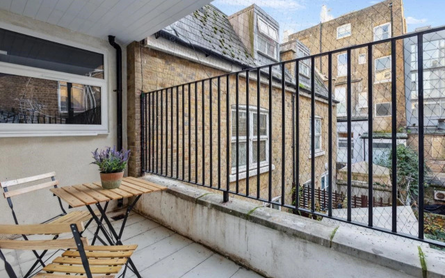STH Sutherland Avenue Apartment