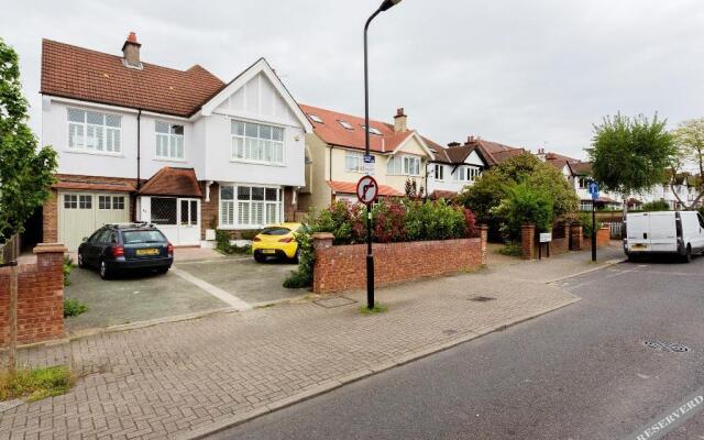 Veeve  5 Bed House On Woodbourne Avenue Streatham