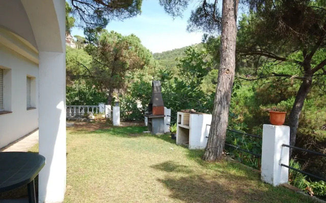 Peaceful Villa in Canyelles With Swimming Pool