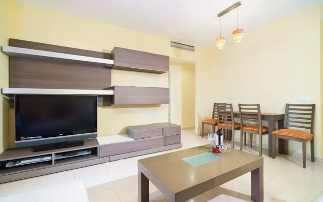 Fais in D nia With 2 Bedrooms and 2 Bathrooms