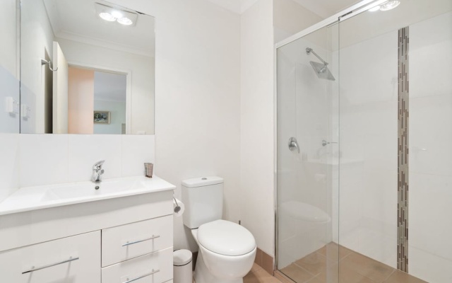 Relaxed 2br, 2bth Apartment With Balcony & Parking – Bathroom – Gungahlin