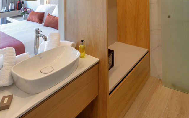 The City Hotel & Suites
