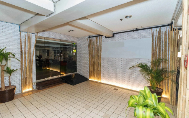 RedDoorz @ Amorsolo Makati