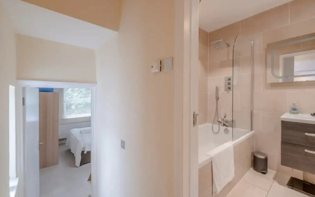 Lovely 2 Bedroom Apartment With Great Transport Links