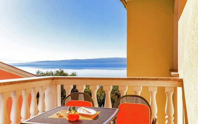 Peaceful Apartment in Dramalj with Hot Tub