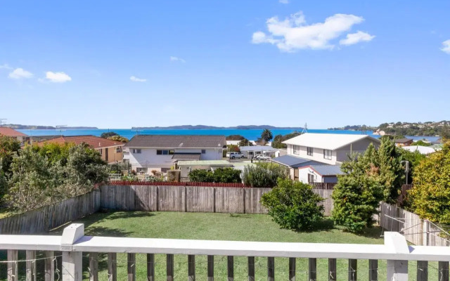 Snells Seaside Bach - Snells Beach Holiday Home