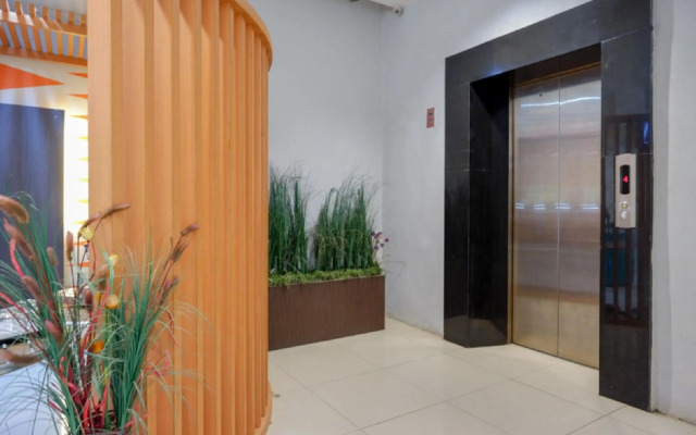 RedDoorz Plus near Hotel Benua Kendari