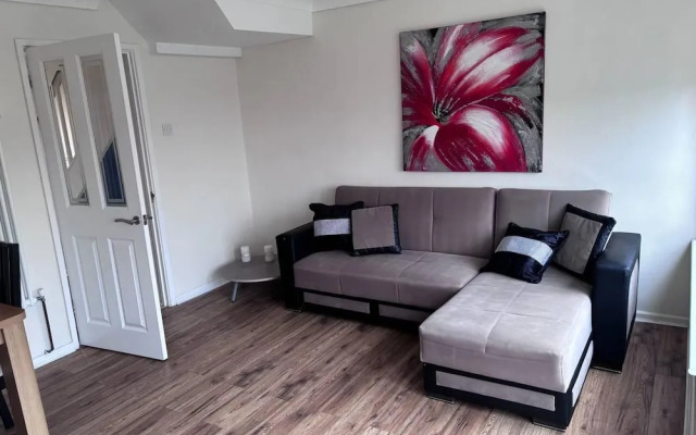 Spacious 2-bed Apartment in Hornchurch