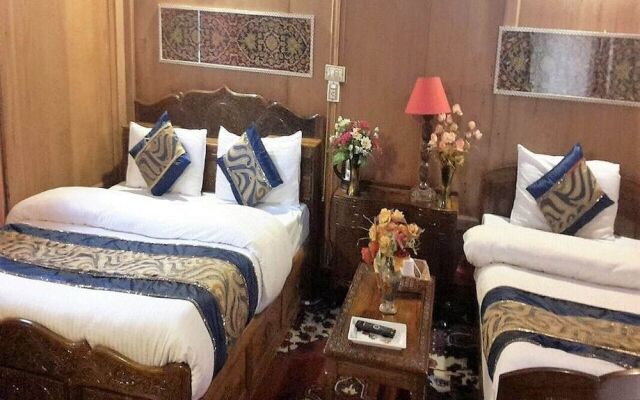 Golden Crest Houseboats