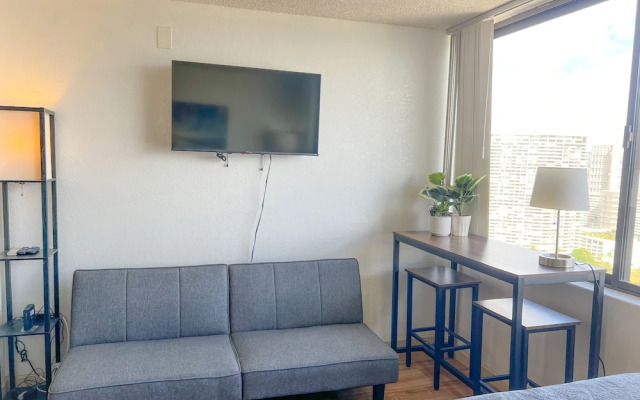 Bright Waikiki Studio Condo by RedAwning