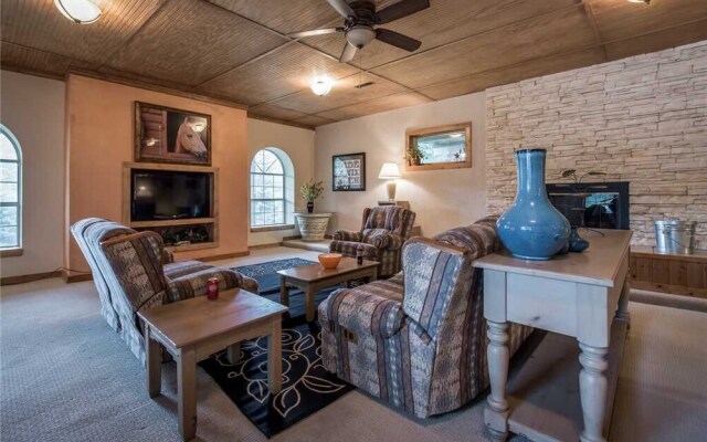 Blue Bear Retreat - Eight Bedroom Cabin