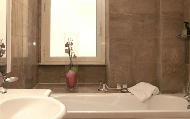 J Maluni City Hotel
