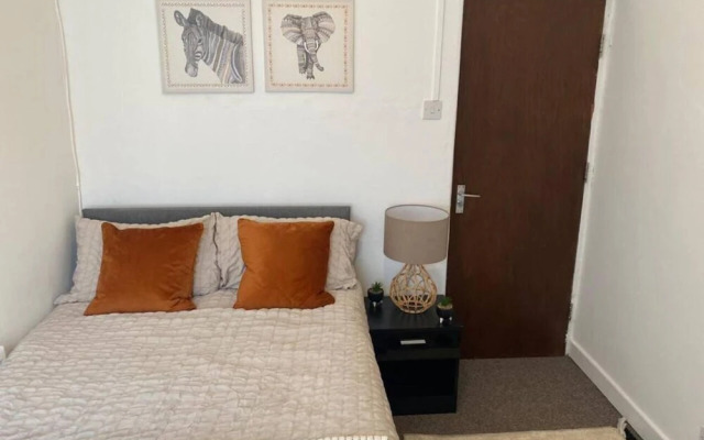 Immaculate 4-bed House Near Anfield and Goodison