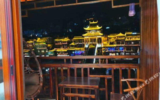 Xiangxi Phoenix Long River Inn