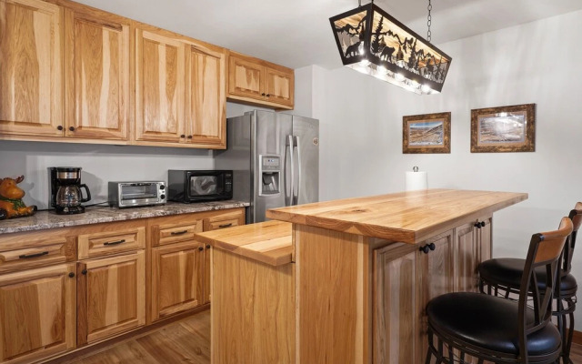 Super Coop 5 Bedroom Home by RedAwning, Bend