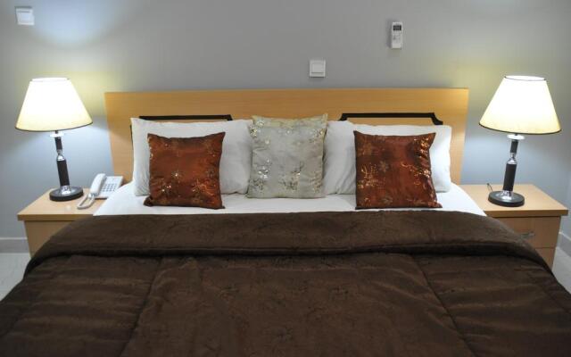Auris Court Suites & Apartment