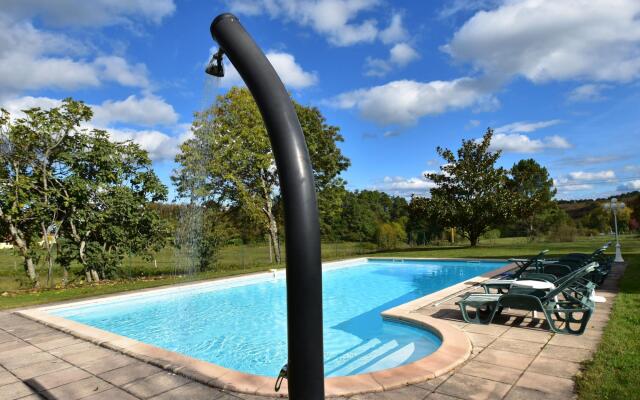 Vintage Holiday Home in Besse with Swimming Pool