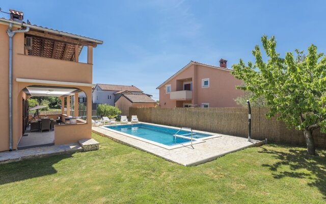 Two Bedrooms Ground Floor Apartment With Private Pool and Garden Near Pula