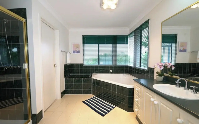 6BRM Retreat Parkside Family House Melb