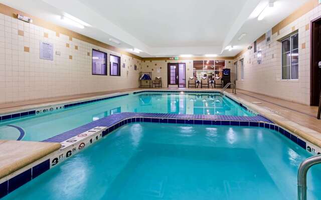 La Quinta Inn & Suites by Wyndham Denver Gateway Park