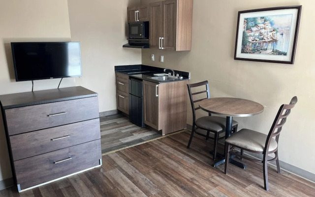 HomeTowne Studios & Suites by Red Roof Charlotte - Ballantyne