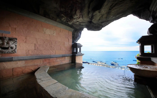 The Heisaura Beach Hotel & Resort