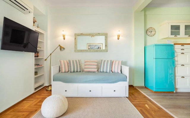 Bright, Calming Retreat With a Balcony Near Metro!