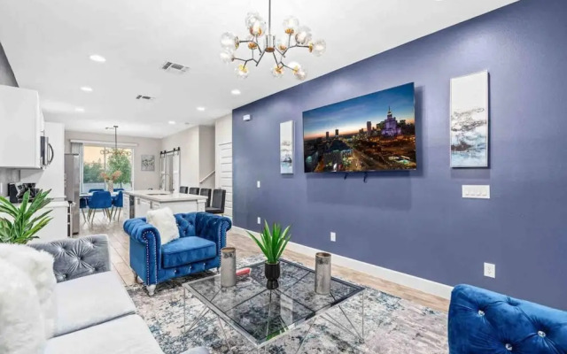 Super Epic- Sleeps 32 TWO Separate Townhomes