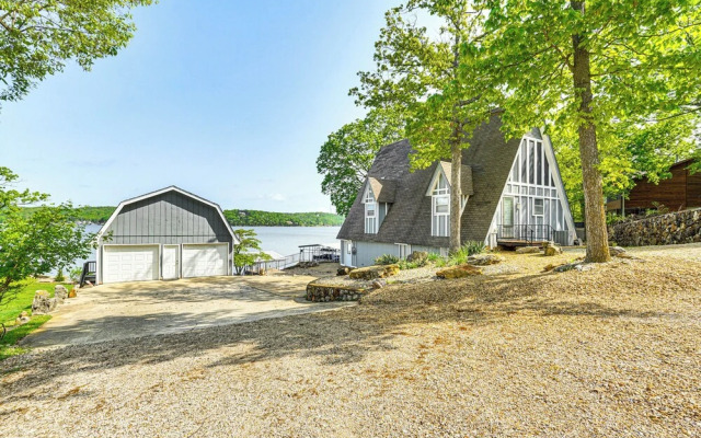 Waterfront Yard, Dock + Game Room: Linn Creek Home
