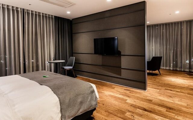 WesternLife Hotel