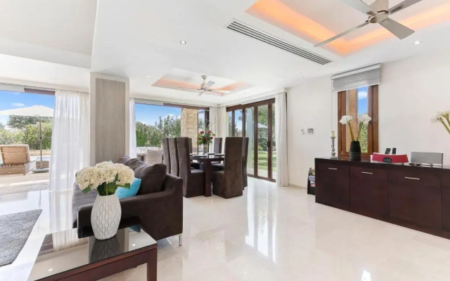 4 bedroom Villa Galinios with large private pool, Aphrodite Hills Resort