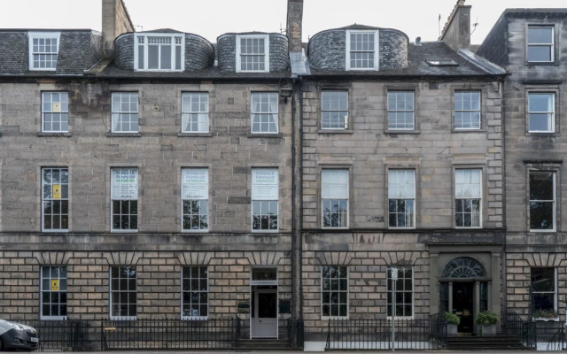 Queen St: Superb Penthouse Flat W/roof Terrace