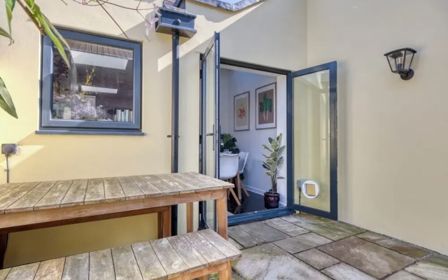 Stylish 2BD with Private Garden & Sauna