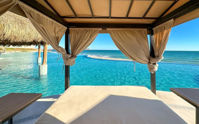 Paradise Found Luxe 2BR Condo in Iconic Location